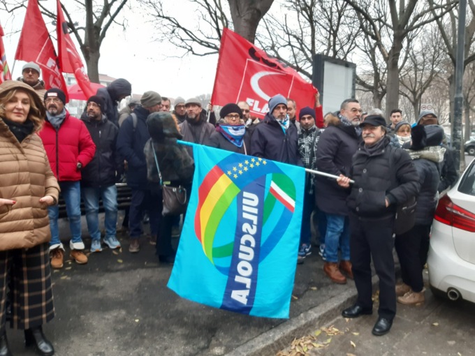 <strong>Sciopero CGIL e UIL presidio davanti alla Prefettura con minuto di silenzio</strong>