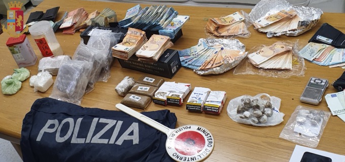 Genova, la polizia sequestra 60 mila euro, 2kg di hashish e 700 grammi di cocaina