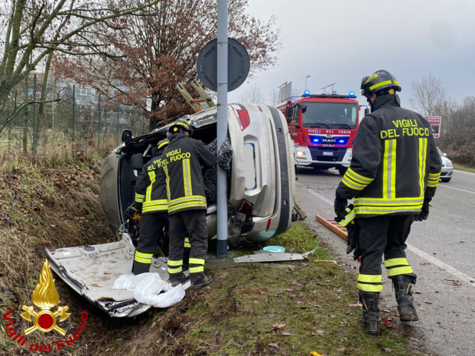Incidente stradale a Valenza, estratto dai Vigili del fuoco l’uomo rimasto incastrato nell’auto
