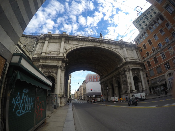 Genova, minaccia di buttarsi dal Ponte Monumentale, lo ferma il sindaco Bucci