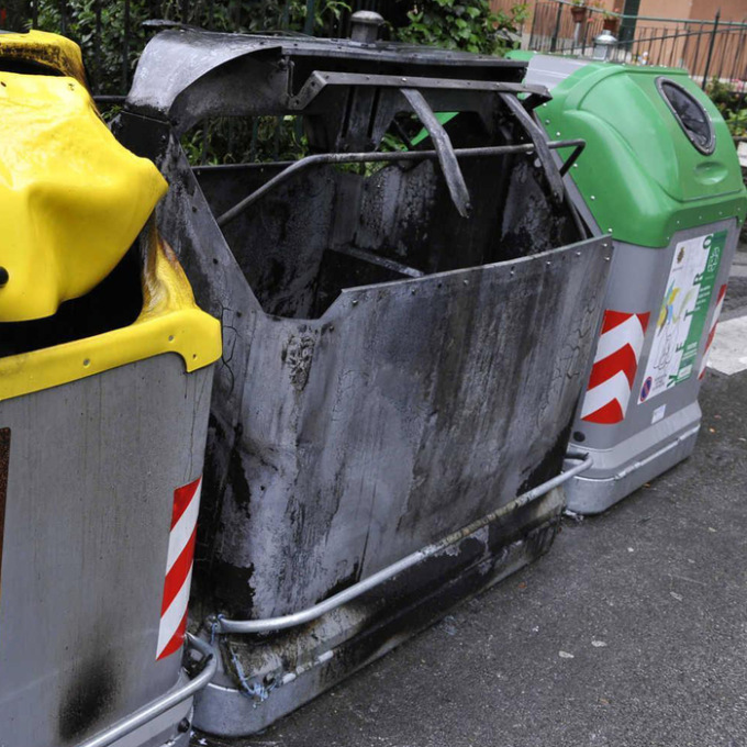 Capodanno, diversi roghi di cassonetti nelle città della Liguria