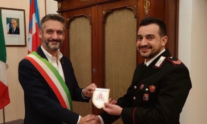 Tortona: l'Appuntato Laratta salva un uomo che stava soffocando, il sindaco Chiodi lo ringrazia