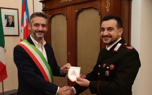 Tortona: l’Appuntato Laratta salva un uomo che stava soffocando, il sindaco Chiodi lo ringrazia