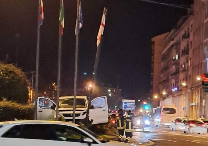 Novi Ligure: furgone si schianta contro la rotatoria di piazza della Repubblica