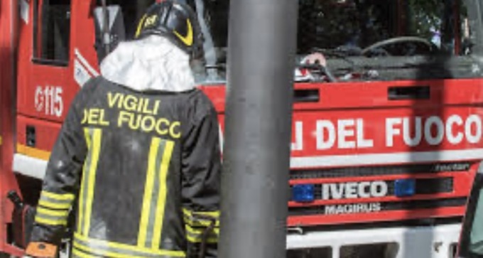 Incendio in un edificio di Borghetto Borbera, prende fuoco il tetto