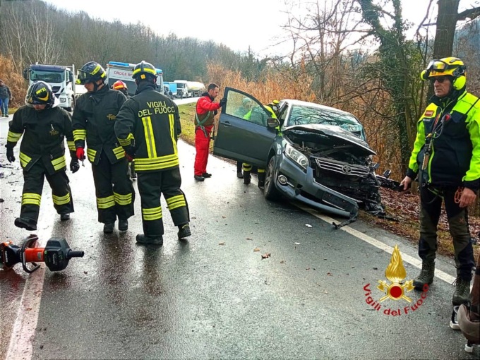 Scontro frontale in Valcerrina, in ospedale il conducente dell’auto
