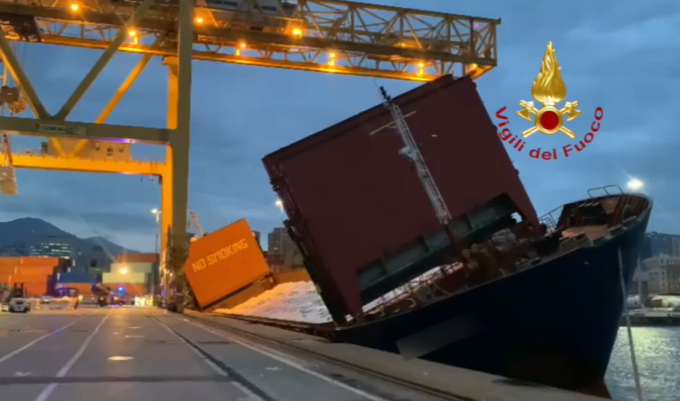 Mareggiate devastanti in Liguria. Nave inclinata a Genova, la procura apre un’inchiesta
