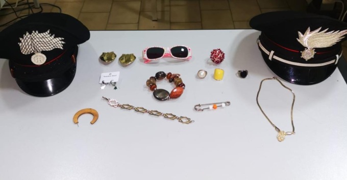 Furto in un negozio di Tortona, cittadini allertano i Carabinieri: due arresti