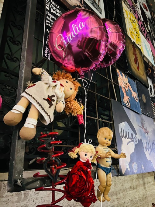 Un bambola sul muro della Regione Liguria per ricordare Giulia Donato