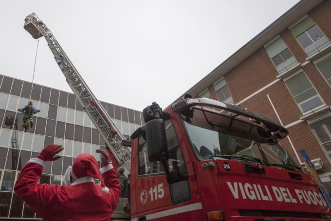 La Befana arriva con l’autoscala all’ospedale infantile “Cesare Arrigo”
