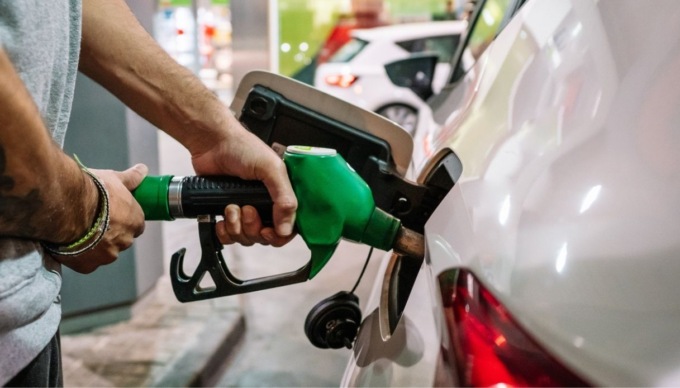 Benzina alle stelle, il Governo impone cartello dei prezzi medi