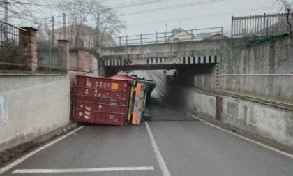 Camion percorre corso Alessandria a Tortona, urta il cavalcavia ferroviario e si ribalta