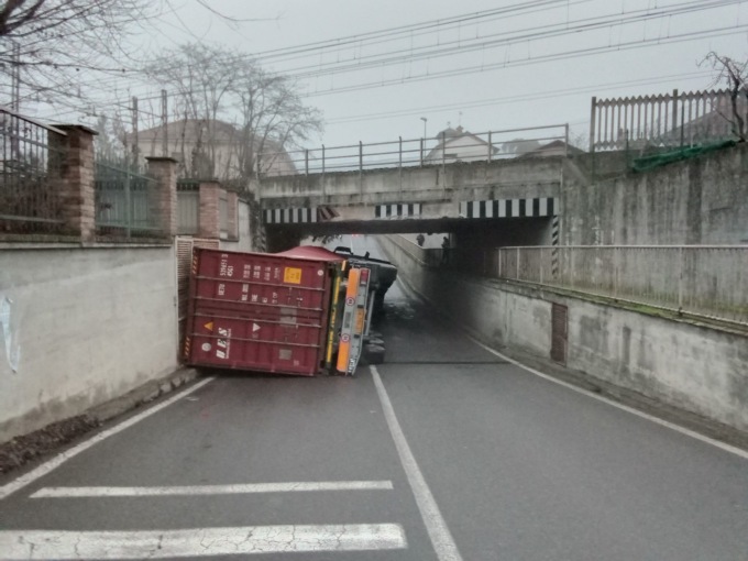 Camion percorre corso Alessandria a Tortona, urta il cavalcavia ferroviario e si ribalta