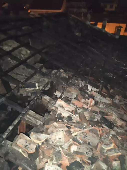 Incendio in un condominio a Casale Monferrato, prende fuoco il tetto