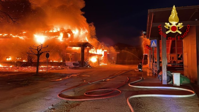 Incendio nel caseificio “Moris” a Caraglio, in provincia di Cuneo