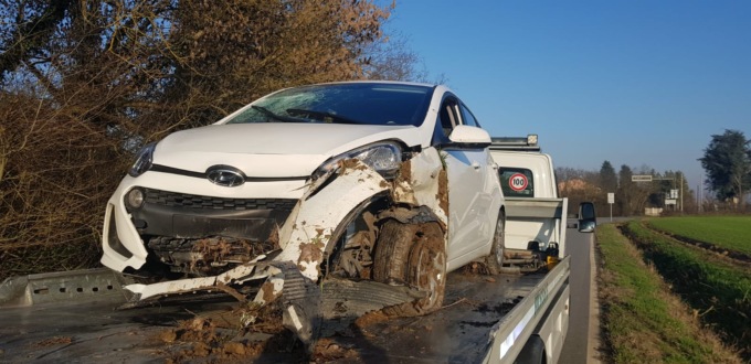 Alessandria, donna finisce fuori strada in via Vecchia dei Bagliani