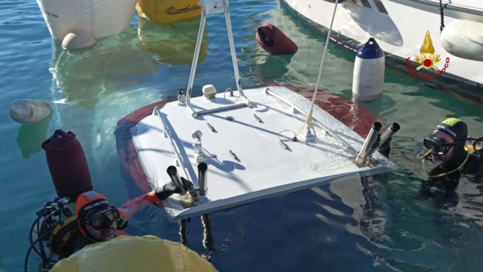 Genova, recuperata dai Vigili del Fuoco un’imbarcazione affondata a Pra’