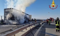 Incendio di autoarticolato sull'autostrada A21 in direzione Milano