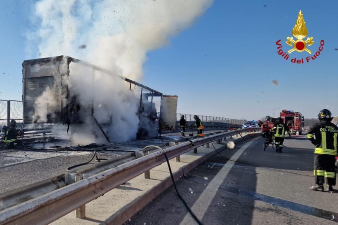 Incendio di autoarticolato sull’autostrada A21 in direzione Milano