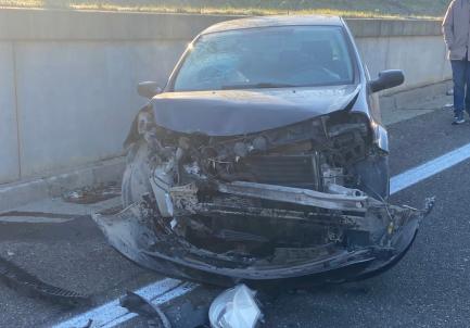 Auto percorre la tangenziale e va a sbattere contro un muro: illeso il conducente