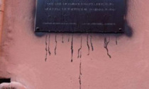 A Serravalle Scrivia è stata imbrattata con vernice nera la lapide dedicata al partigiano Marco Roberto Berthoud