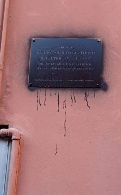 A Serravalle Scrivia è stata imbrattata con vernice nera la lapide dedicata al partigiano Marco Roberto Berthoud