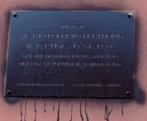 Serravalle Scrivia: imbrattata con vernice nera la targa del partigiano Berthoud