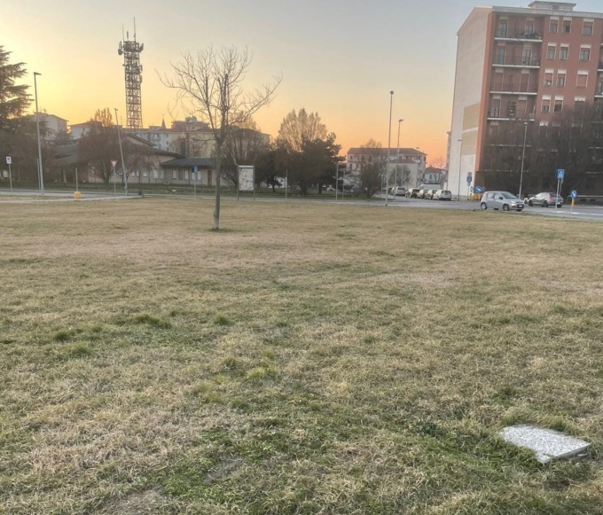 Ripulito giardino di via della Moisa ad Alessandria, il sindaco: “Aiutiamoci a tenerlo in ordine”