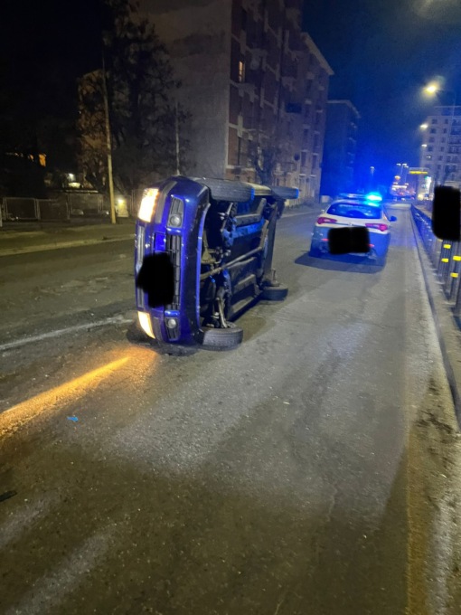Alessandria, auto si ribalta in viale Brigata Ravenna: nessun ferito
