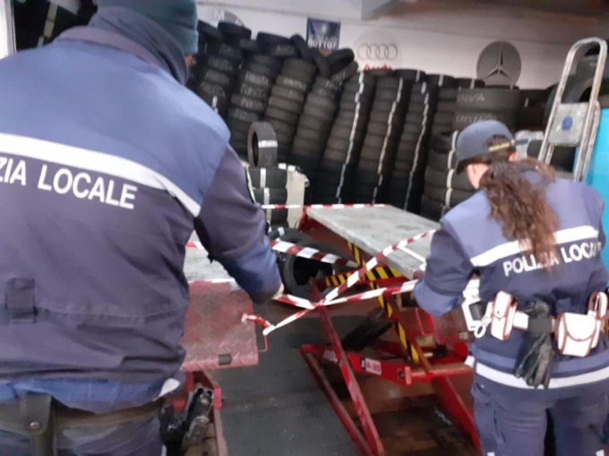 Torino, sanzionato dalla polizia un gommista abusivo: sequestrati 3 mila pneumatici
