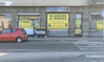 Troppi escrementi sui marciapiedi e un tipografo di Serravalle Scrivia incolla sulla vetrina un manifesto: "Padroni di m..."