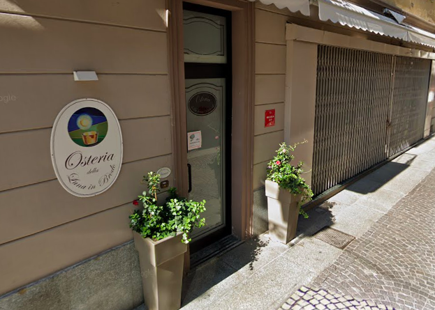 Vandali per strada immortalati dalla videosorveglianza di un’osteria, il proprietario: “I soliti idioti”