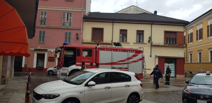 Fumo in un appartamento di via Plana ad Alessandria, intervento in corso