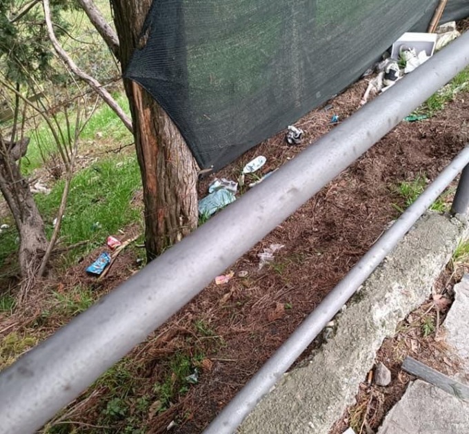 Rifiuti ai lati del cavalcavia: la Commissione Alessandria Sud chiede intervento di Amag