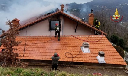 Incendio nell’entroterra genovese, brucia il tetto di una casa indipendente