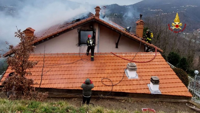 Incendio nell’entroterra genovese, brucia il tetto di una casa indipendente