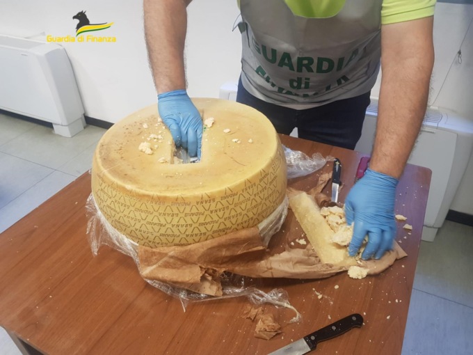 Nascondevano la cocaina anche nelle forme di formaggio: depositi anche ad Alessandria