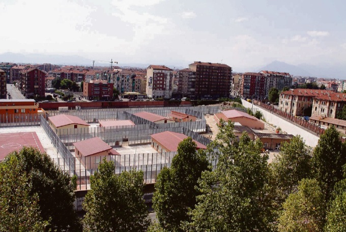 Rivolta al Cpr di Torino: tre feriti e due auto danneggiate