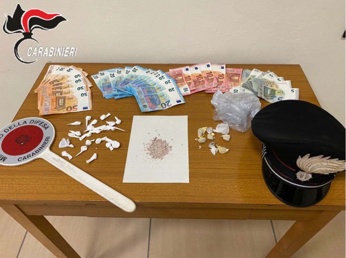 Tortona, 28 dosi tra cocaina ed eroina e 800 euro: arrestato un 33enne