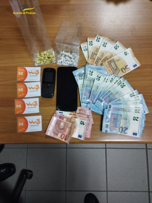 Gdf Torino, cento dosi di eroina e 70 di cocaina: arrestato un uomo