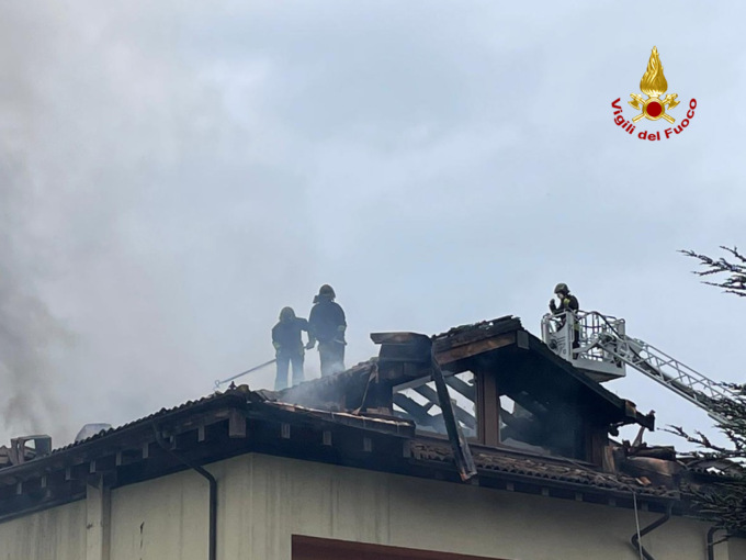 Vasto incendio sul tetto di un’abitazione a Mornese