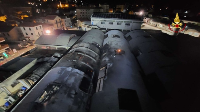 Fiamme in due magazzini industriali a Busalla, intervento per tutta la notte