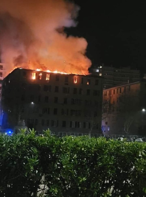 Vasto incendio in via Piacenza a Genova, evacuate oltre 90 persone