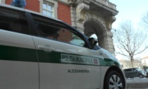 Alessandria: auto termina la sua corsa contro due auto in sosta