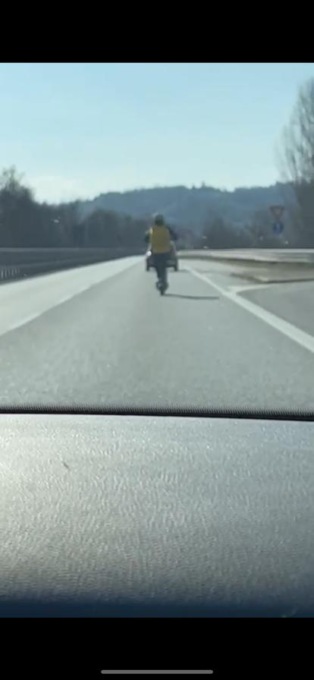 Asti, a oltre 100 km/h in tangenziale con il monopattino elettrico, il Ministro Salvini: “Già al lavoro per il nuovo Codice della Strada