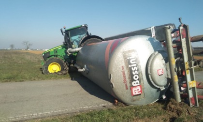 Si ribalta un trattore con cisterna, ancora bloccata via Frugarolo a Mandrogne