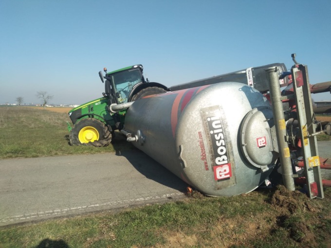 Si ribalta un trattore con cisterna, ancora bloccata via Frugarolo a Mandrogne