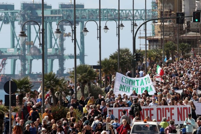 Corteo a Genova contro l’ampliamento del porto di Pra’ e la fabbrica dei cassoni