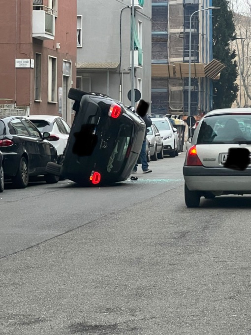 Incidente stradale in via Testore ad Alessandria, auto si ribalta