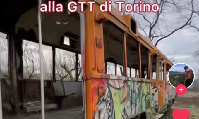 Tram abbandonato da oltre 10 anni lungo le rive del Po